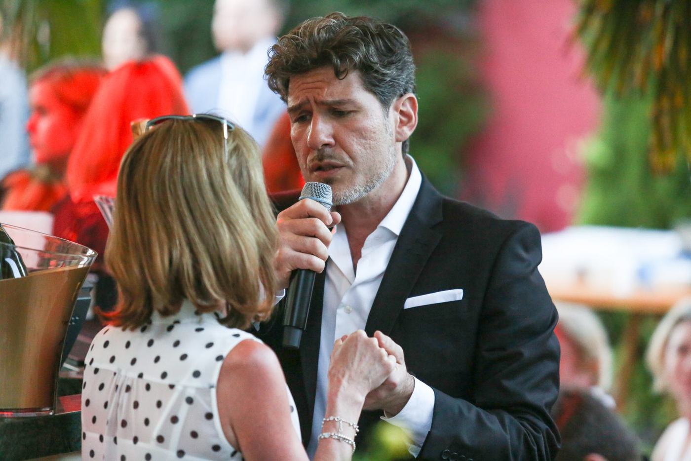 Surprise opera singers performing live for guests in London